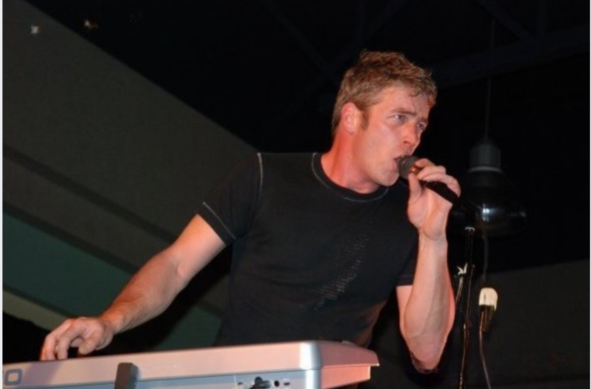 Fred Dufour qui chante au micro en jouant sur le clavier